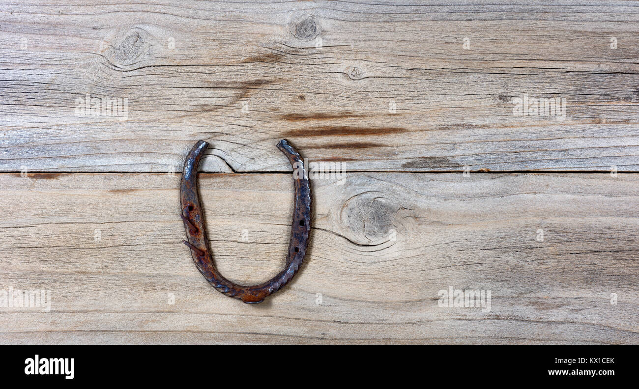 Ruggine sul ferro di cavallo rustiche tavole in legno in vista aerea Foto Stock