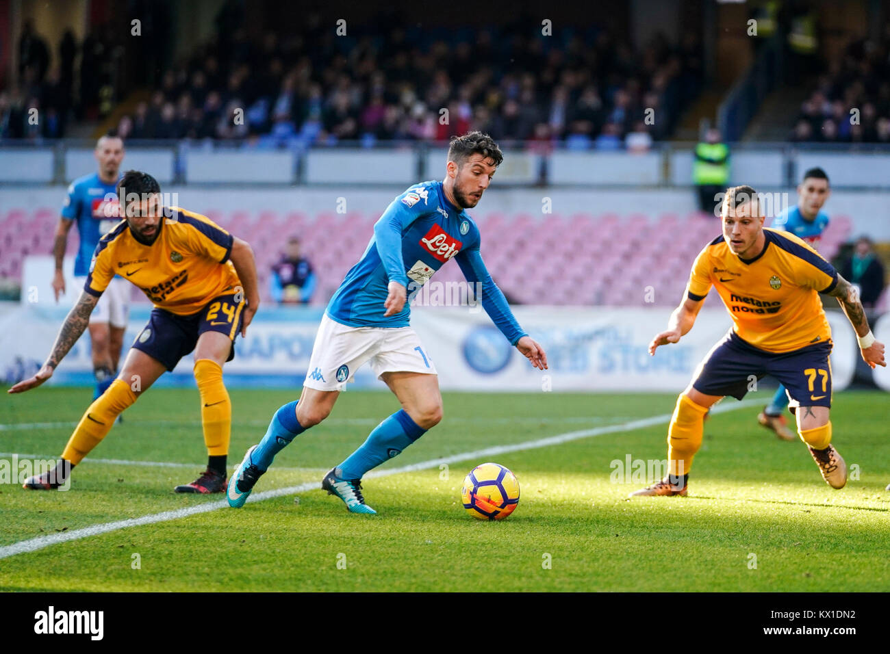 Napoli, Italia. 06 gen 2018. Dries Mertens di S.S.C. Napoli durante il campionato di Serie A TIM match tra SSC Napoli e Hellas Verona allo Stadio San Paolo di Napoli. SSC Napoli sconfigge Hellas Verona con il punteggio di 2-0. Credito: Emanuele Sessa/Pacific Press/Alamy Live News Foto Stock