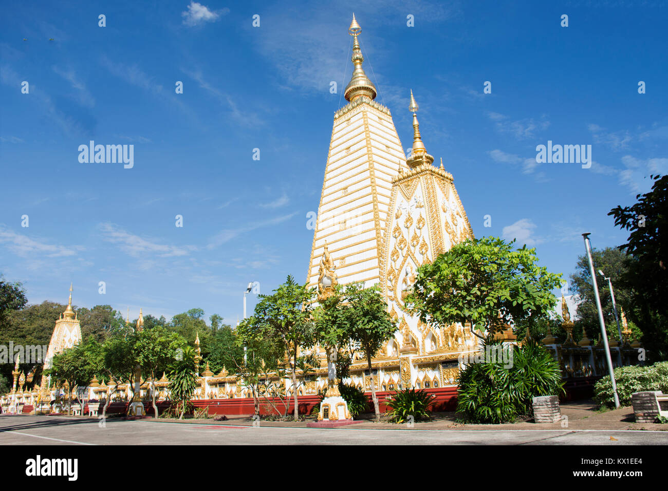 Wat Phra That Nong Bua Tempio del popolo Thai e i viaggiatori stranieri viaggio visitare e pregare statua del Buddha il 19 settembre 2017 in Ubon Ratchathani Foto Stock