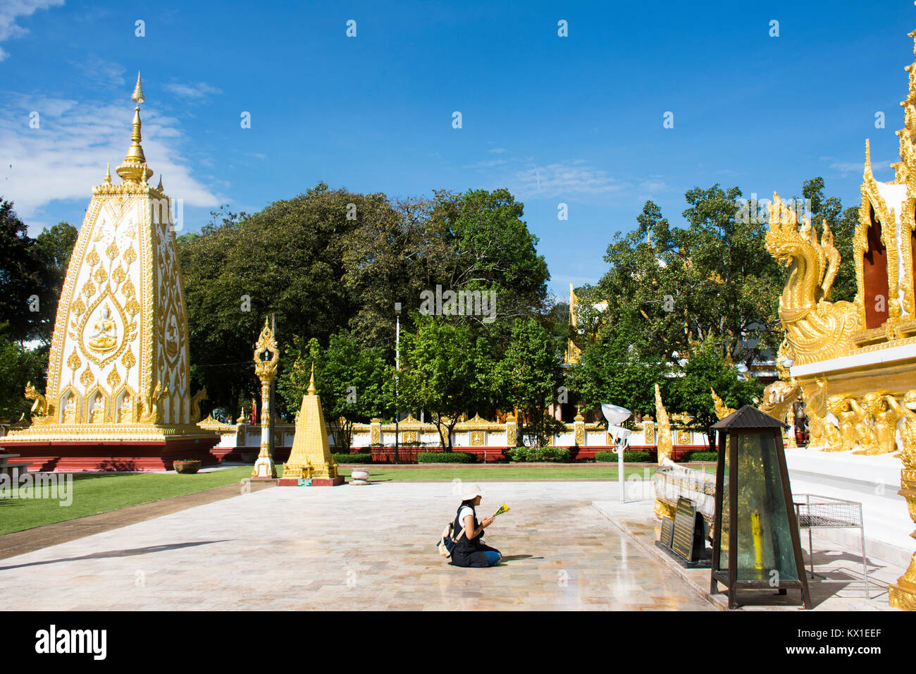 Asian thai donna persone rispetto a pregare la statua di Buddha e chedi di Wat Phra That Nong Bua in Ubon Ratchathani, Thailandia Foto Stock