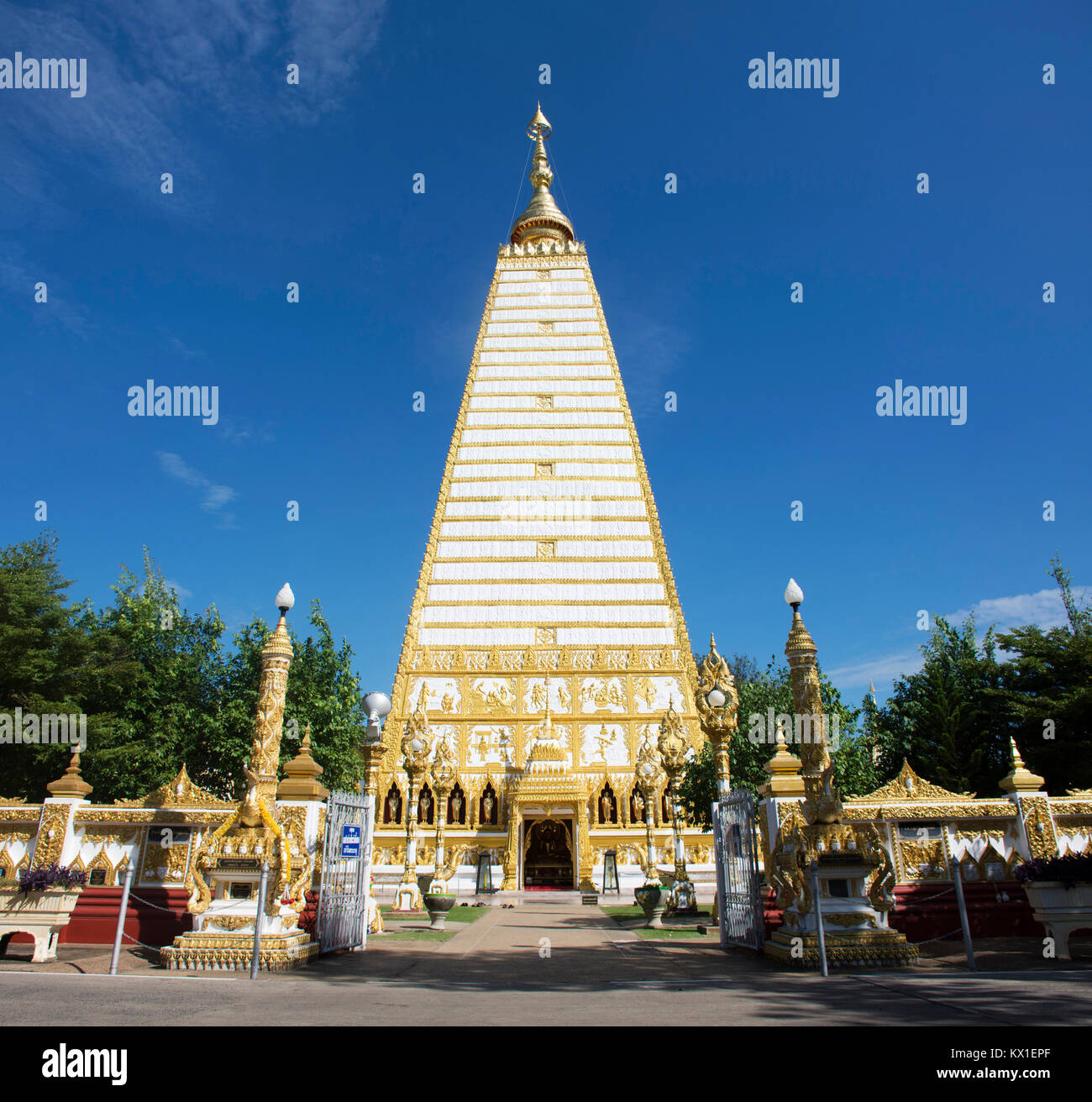 Wat Phra That Nong Bua Tempio del popolo Thai e i viaggiatori stranieri viaggio visitare e pregare statua del Buddha il 19 settembre 2017 in Ubon Ratchathani Foto Stock