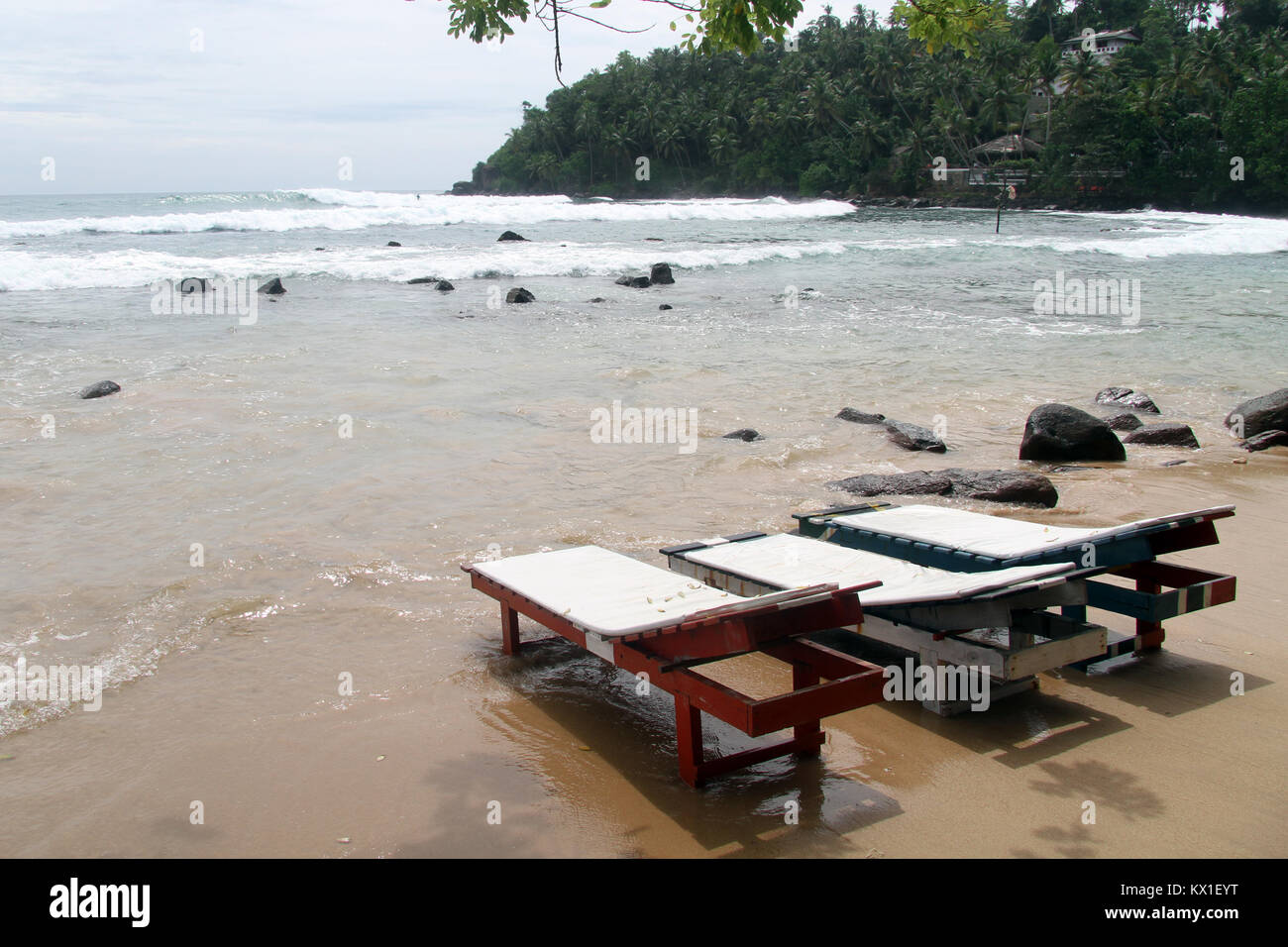 I letti in legno sulla spiaggia Mirissa, Sri Lanka Foto Stock