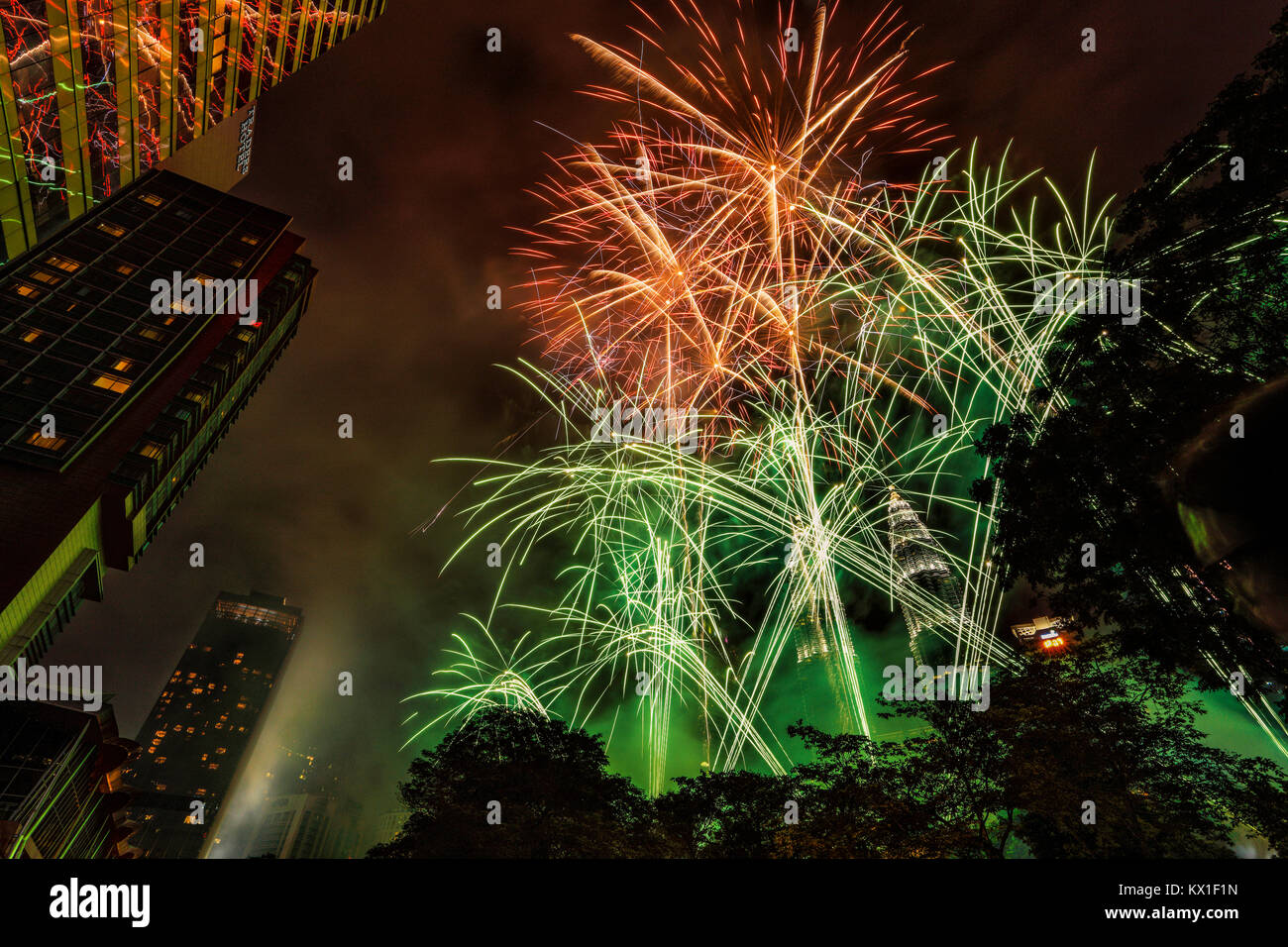 Il nuovo anno di fuochi d'artificio a KLCC, Malaysia. Foto Stock