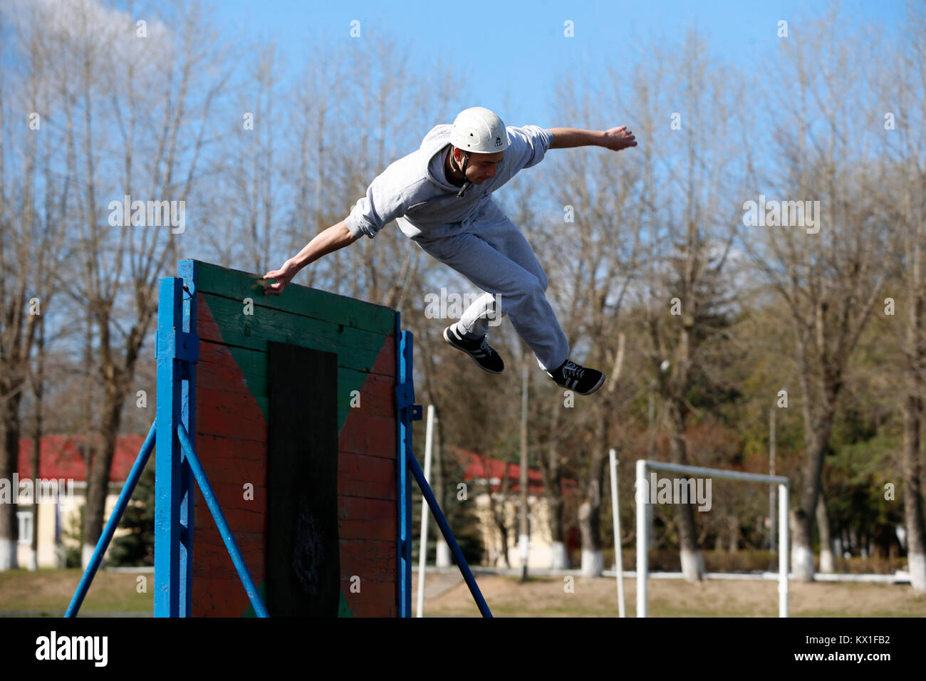 La Bielorussia, la città di Gomel, 12.04.2017. Lezione aperta sulla lotta antincendio.salto oltre l'ostacolo corso.L'atleta salta sopra la barriera.educazione fisica Foto Stock