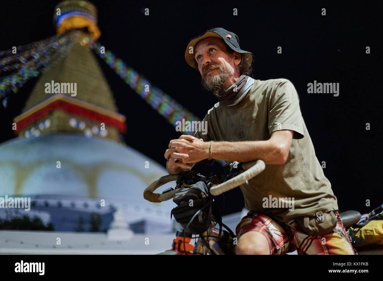 Bicicletta russo Traveler sotto Stupa Boudhanath, Kathmandu, Nepal Foto Stock
