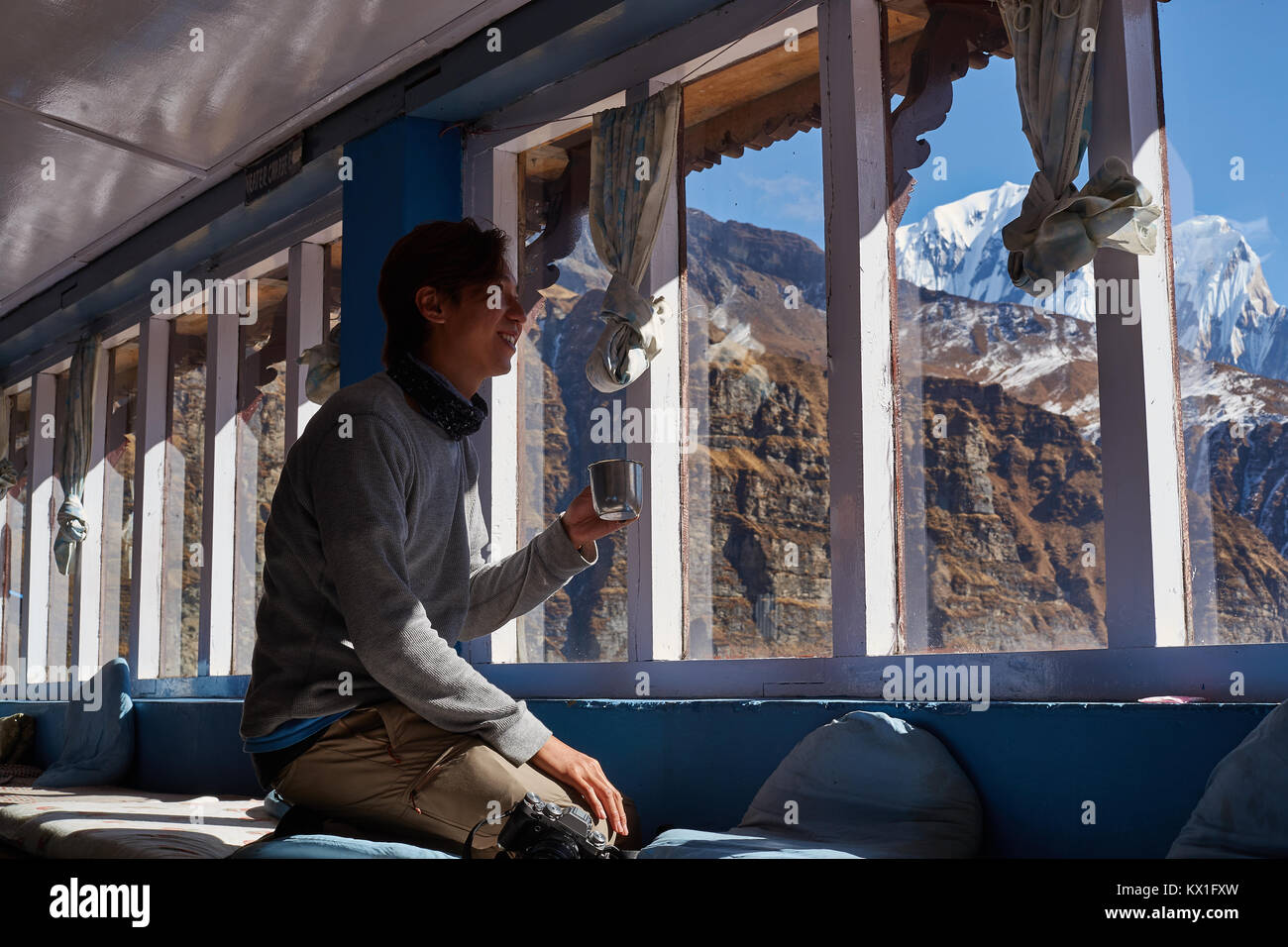 Trekker avente il resto in Annapurna base camp, Annapurna massif, Nepal Foto Stock