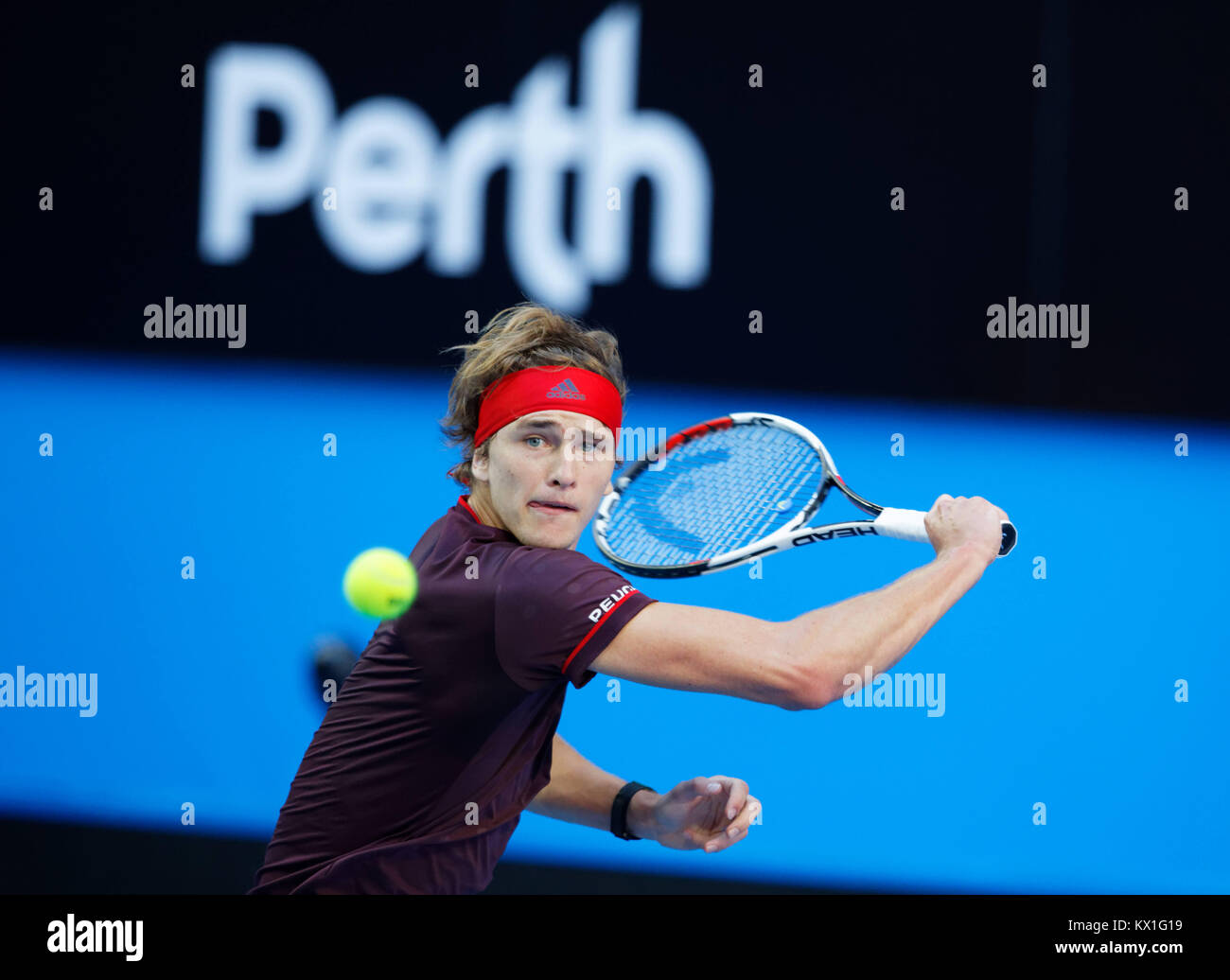 Perth, Australia. 6 gennaio, 2017. Alexander Zverev della Germania restituisce la palla all'avversario Roger Federer nella finale della Hopman Cup a Perth in Australia, Gennaio 6, 2018. Credito: Trevor Collens/Alamy Live News Foto Stock