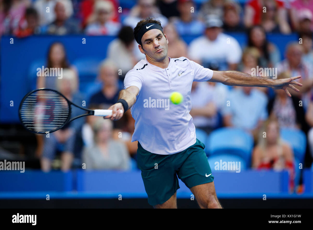 Perth, Australia. 6 gennaio, 2017. Roger Federer restituisce la palla all'avversario Alexander Zverev nel finale della Hopman Cup a Perth in Australia, Gennaio 6, 2018. Credito: Trevor Collens/Alamy Live News Foto Stock