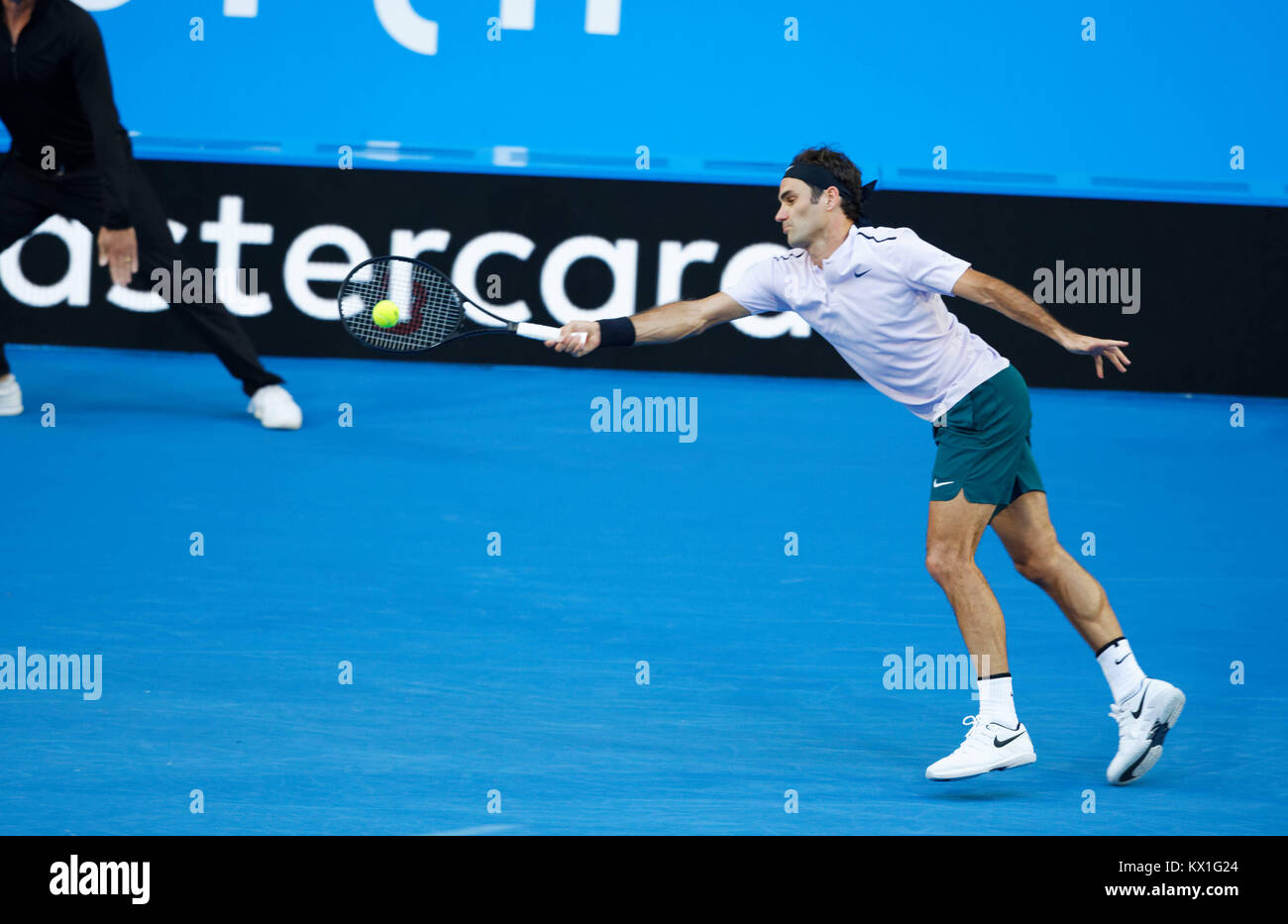 Perth, Australia. 6 gennaio, 2017. Roger Federer restituisce la palla all'avversario Alexander Zverev della Germania nella finale della Hopman Cup a Perth in Australia, Gennaio 6, 2018. Credito: Trevor Collens/Alamy Live News Foto Stock