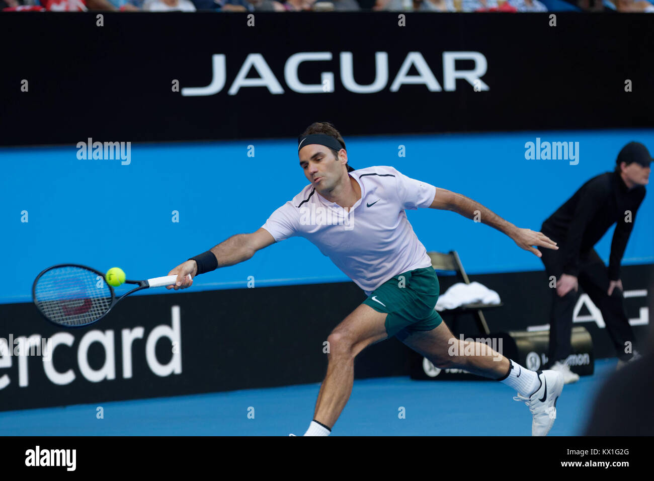 Perth, Australia. 6 gennaio, 2017. Roger Federer si prepara a servire la palla all'avversario Alexander Zverev della Germania nella finale della Hopman Cup a Perth in Australia, Gennaio 6, 2018. Credito: Trevor Collens/Alamy Live News Foto Stock
