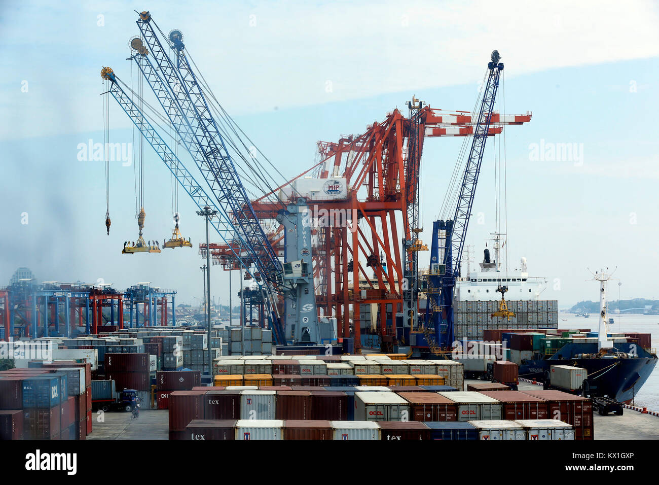 (180106) -- YONGON, Gennaio 6, 2018 (Xinhua) -- Foto scattata il 6 gennaio 2018 mostra contenitore gru del Myanmar porto industriale di Yangon, Myanmar. Myanmar il commercio estero subito 3,27 miliardi di dollari' disavanzo commerciale nei primi tre trimestri dell'anno fiscale 2017-18 (April-March), con un incremento di oltre 368.79 milioni di dollari corrispondentemente contro 2016-17. (Xinhua/U Aung) Foto Stock