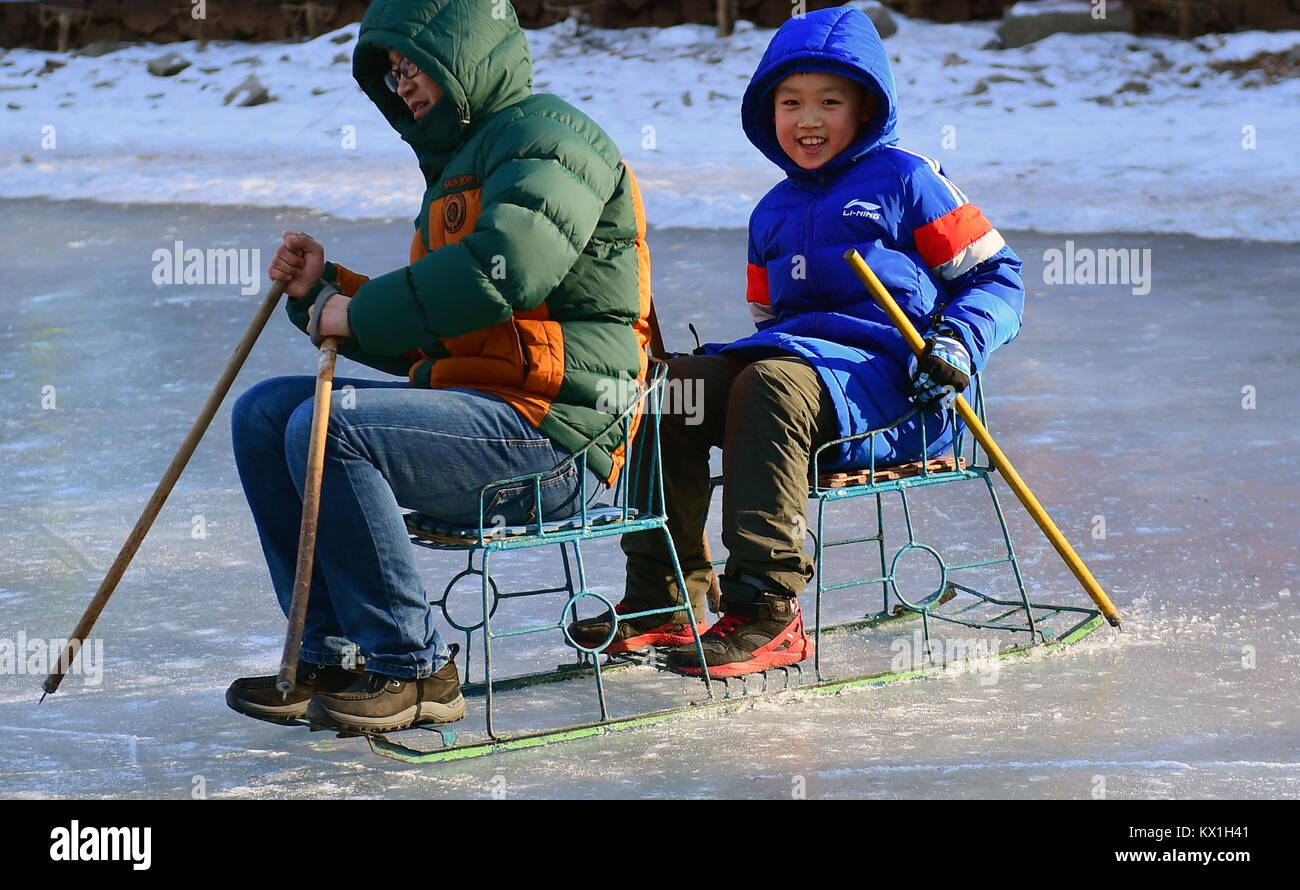 Changchun, la Cina della provincia di Jilin. Il 6 gennaio, 2018. I bambini giocano in una pista di pattinaggio con i genitori durante il primo giorno di vacanza invernale presso il parco per bambini di Changchun, capitale del nord-est della Cina di provincia di Jilin, Gennaio 6, 2018. Credito: Lin Hong/Xinhua/Alamy Live News Foto Stock