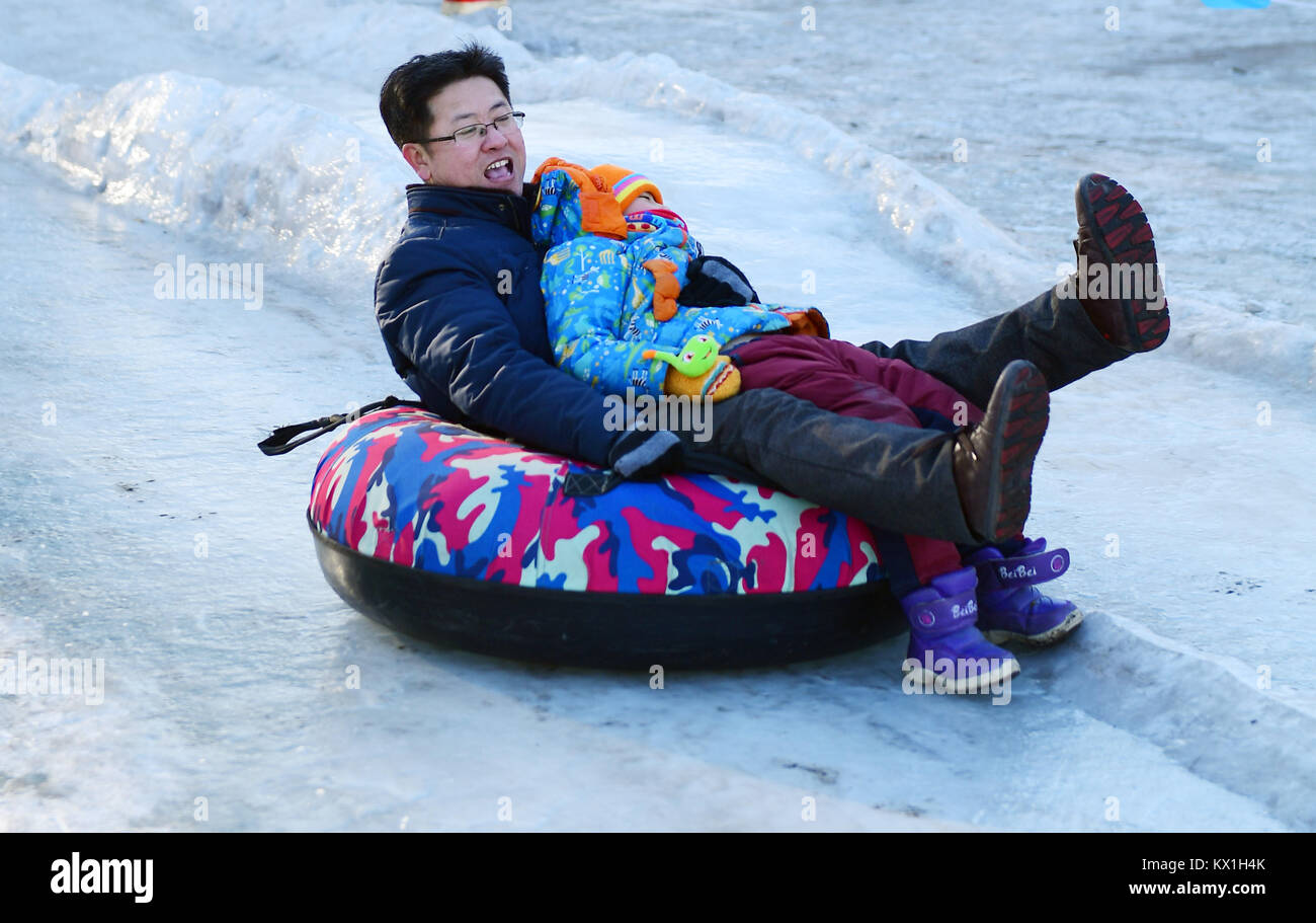 Changchun, la Cina della provincia di Jilin. Il 6 gennaio, 2018. I bambini giocano in una pista di pattinaggio con i genitori durante il primo giorno di vacanza invernale presso il parco per bambini di Changchun, capitale del nord-est della Cina di provincia di Jilin, Gennaio 6, 2018. Credito: Lin Hong/Xinhua/Alamy Live News Foto Stock