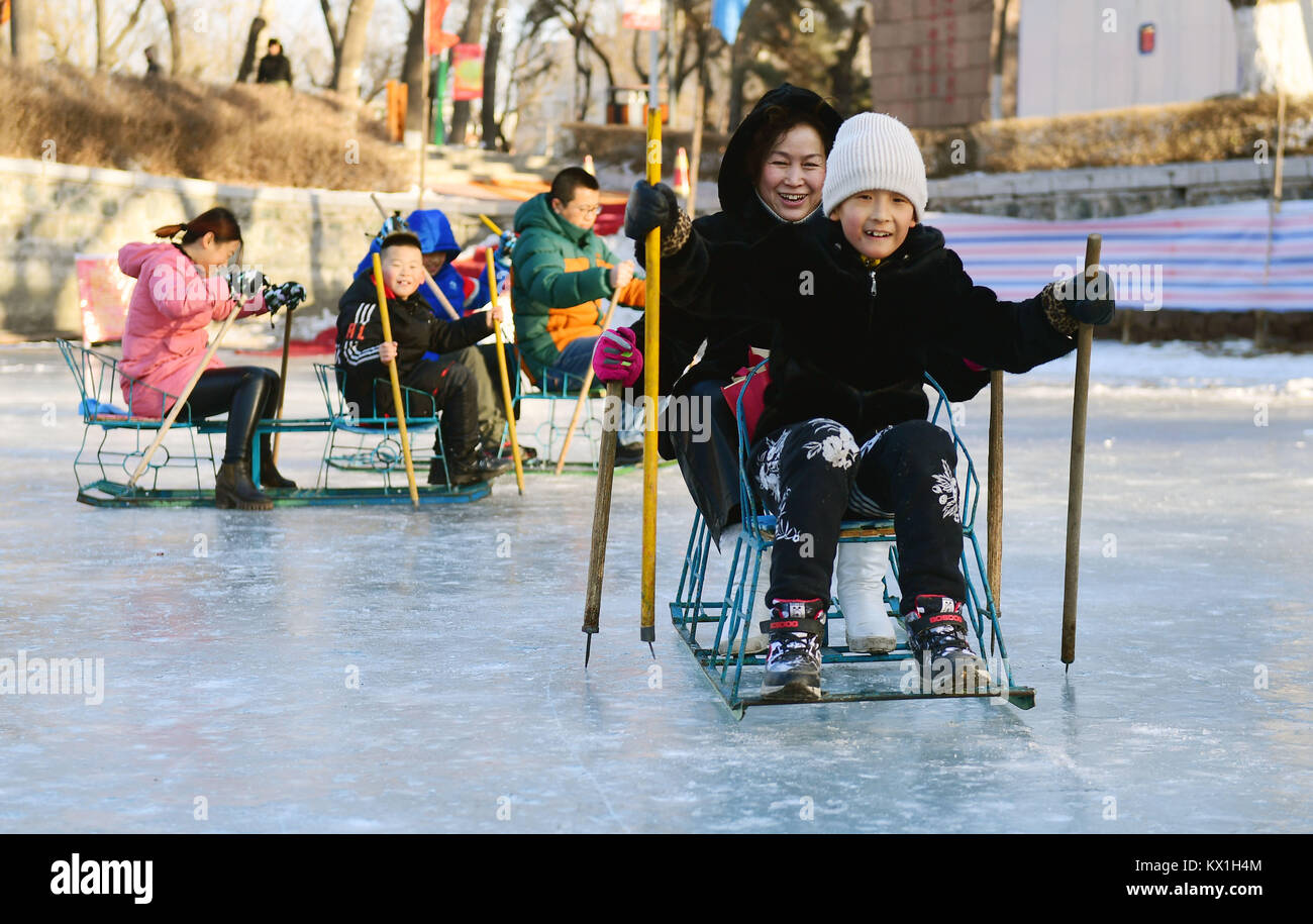 Changchun, la Cina della provincia di Jilin. Il 6 gennaio, 2018. I bambini giocano in una pista di pattinaggio con i genitori durante il primo giorno di vacanza invernale presso il parco per bambini di Changchun, capitale del nord-est della Cina di provincia di Jilin, Gennaio 6, 2018. Credito: Lin Hong/Xinhua/Alamy Live News Foto Stock