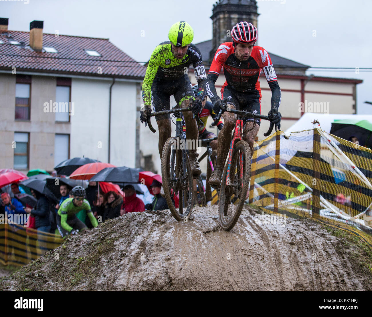 Abadiano, Spagna. 06 gen 2018. (101) Aitor Hernandez, (120) Javier Ruiz de Larrinaga durante il Bizkaia campionato ciclocross, UCI C2 categoria a Abadiano, nella Spagna settentrionale, Sabato, Gennaio, 06, 2018. Credito: Gtres Información más Comuniación on line, S.L./Alamy Live News Foto Stock