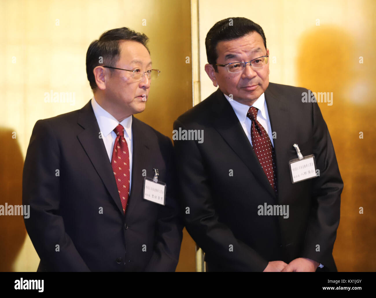 Tokyo, Giappone. Gen 5, 2018. Automobilistica giapponese Toyota gigante motore presidente Akio Toyoda (L) Chat con motore Honda presidente Takahiro Hachigo in giapponese industria automobilistica associazioni" festa di Capodanno a Tokyo il Venerdì, 5 gennaio 2018. Credito: Yoshio Tsunoda/AFLO/Alamy Live News Foto Stock