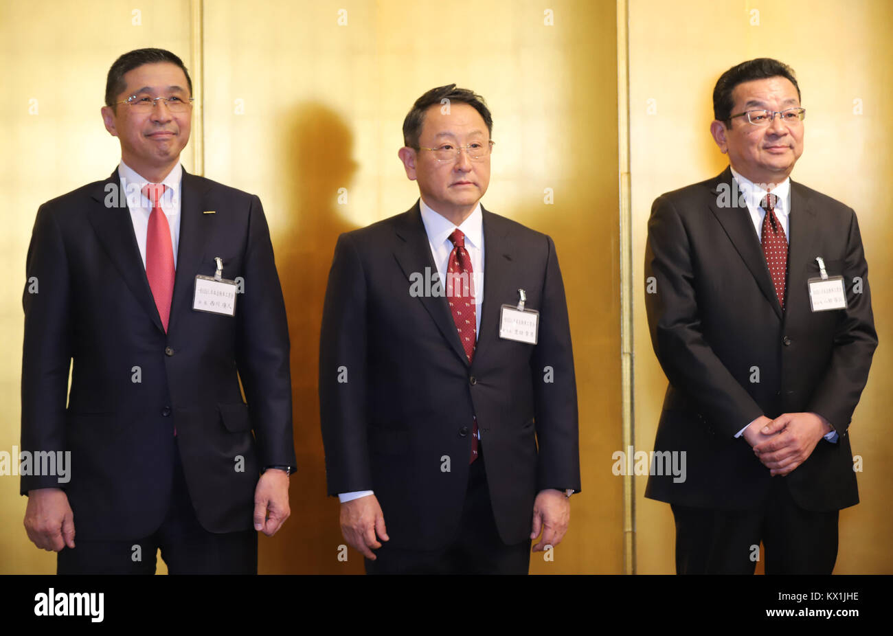 Tokyo, Giappone. Gen 5, 2018. Automobilistica giapponese leader responsabili (L-R) Nissan Motor ptresident Hiroto Saikawa, Toyota Motor presidente Akio Toyoda e Honda Motor presidente Takahiro Hachigo salutare gli ospiti in automobile giapponese associazioni industriali " festa di Capodanno a Tokyo il Venerdì, 5 gennaio 2018. Credito: Yoshio Tsunoda/AFLO/Alamy Live News Foto Stock