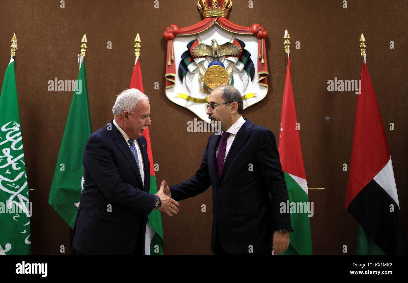 (180106) -- AMMAN, Gennaio 6, 2018 (Xinhua) -- ministro giordano degli Affari Esteri Ayman Safadi (R) stringe la mano con il suo omologo palestinese Riyad al-Malki durante una riunione a Gerusalemme in Amman, Giordania, il 6 gennaio 2018. Il re Abdullah II di Giordania il Sabato chiamati ad intensificare gli sforzi di arabi per supportare i palestinesi a seguito di una decisione da parte degli Stati Uniti Presidente Donald Trump il riconoscimento di Gerusalemme come capitale di Israele, lo stato-run Petra news agency ha riferito. In una conferenza stampa a seguito di una riunione dei paesi arabi ministri degli esteri in Amman, ministro giordano degli Affari Esteri Ayman Safadi ribadito t Foto Stock