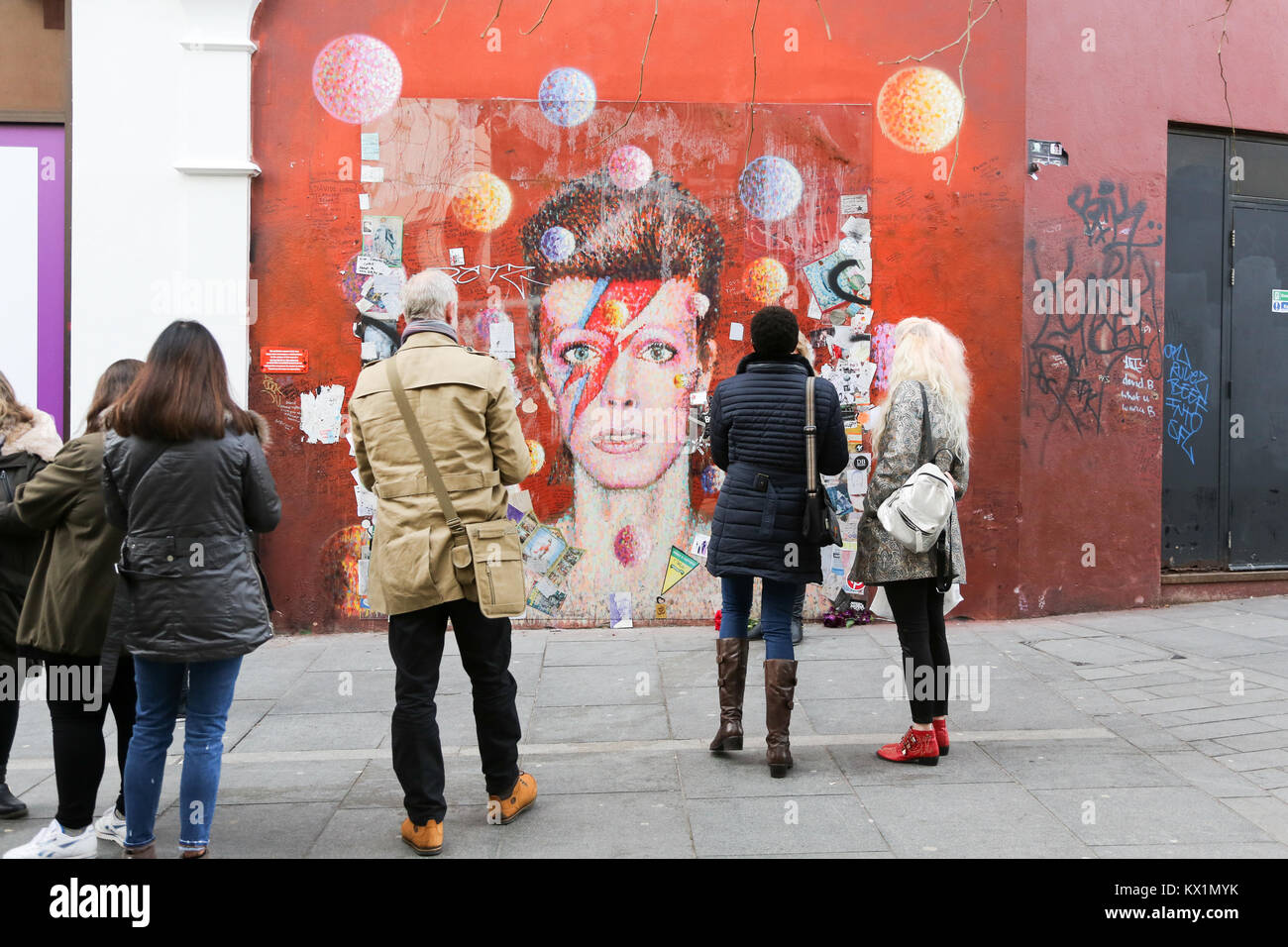 Il 6 gennaio, 2018. David Bowie fan incontrano fino al Bowie Brixton lapide a ricordo del famoso pop star che è deceduto il 10 gennaio 2016. Penelope Barritt/Alamy Live News Foto Stock