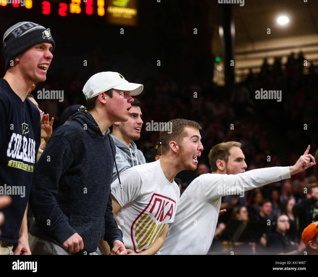 Boulder. Il 6 gennaio, 2018. I fan di Colorado allietare un colpo bloccato contro Arizona al Coors Event Center a Boulder. Credito: csm/Alamy Live News Foto Stock