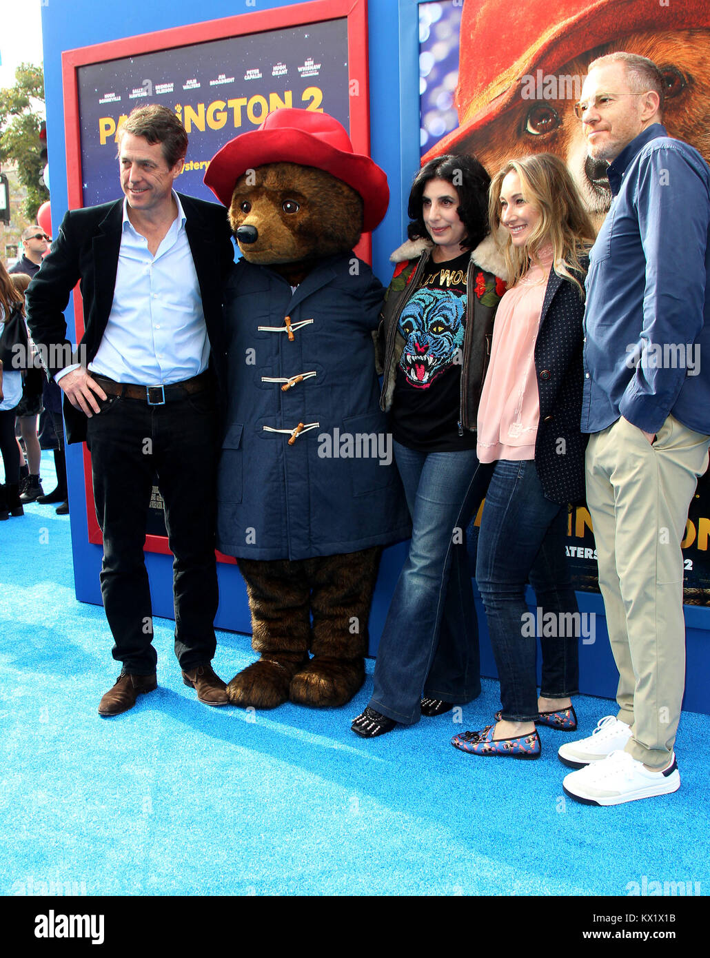 Los Angeles, CA, Stati Uniti d'America. Il 6 gennaio, 2018. 6 gennaio 2018 - Los Angeles, California - Hugh Grant, Paddington, Sue Kroll, Presidente di Worldwide Marketing e distribuzione, Warner Bros Foto, Blair ricca, Presidente di Worldwide Marketing, Warner Bros Foto, Toby Emmerich, Presidente e Amministratore Delegato di contenuto, Warner Bros Gruppo di immagini. "Paddington 2'' L.A. Premiere detenute al Regency Village Theatre. Photo credit: AdMedia Credito: AdMedia/ZUMA filo/Alamy Live News Foto Stock