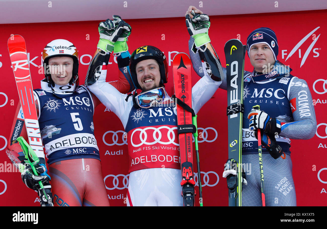 Adelboden, Svizzera. Il 6 gennaio, 2018. Henrik Kristoffersen (L) di Norvegia, Marcel Hirscher (C) di Austria e Alexis Pinturault di Francia celebrare dopo la seconda esecuzione di slalom gigante maschile gara al FIS Coppa del Mondo di Sci a Adelboden, Svizzera, Gennaio 6, 2018. Marcel Hirscher rivendicato il titolo con 2:28.63 in totale. Credito: Ruben Sprich/Xinhua/Alamy Live News Foto Stock
