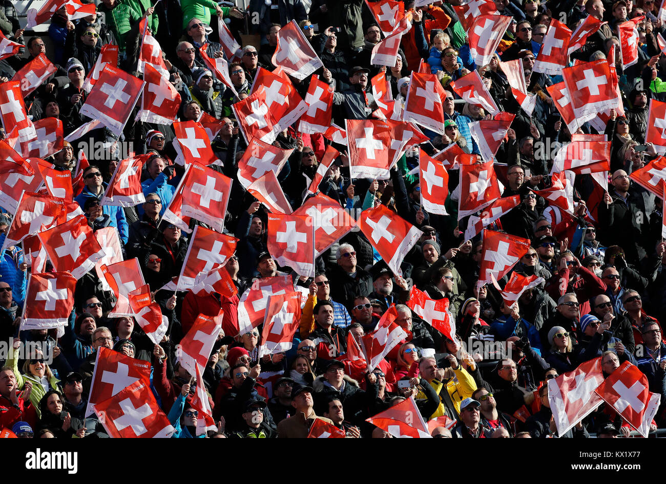 Adelboden, Svizzera. Il 6 gennaio, 2018. Spettatori allegria durante lo slalom gigante maschile in gara FIS Coppa del Mondo di Sci a Adelboden, Svizzera, Gennaio 6, 2018. Credito: Ruben Sprich/Xinhua/Alamy Live News Foto Stock
