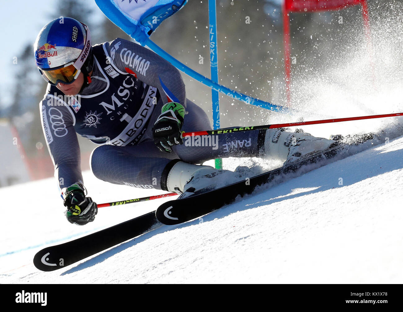 Adelboden, Svizzera. Il 6 gennaio, 2018. Alexis Pinturault della Francia si cancella un cancello durante la prima esecuzione di slalom gigante maschile gara al FIS Coppa del Mondo di Sci a Adelboden, Svizzera, Gennaio 6, 2018. Alexis Pinturault ha colto il terzo posto con 2:28,84 in totale. Credito: Ruben Sprich/Xinhua/Alamy Live News Foto Stock