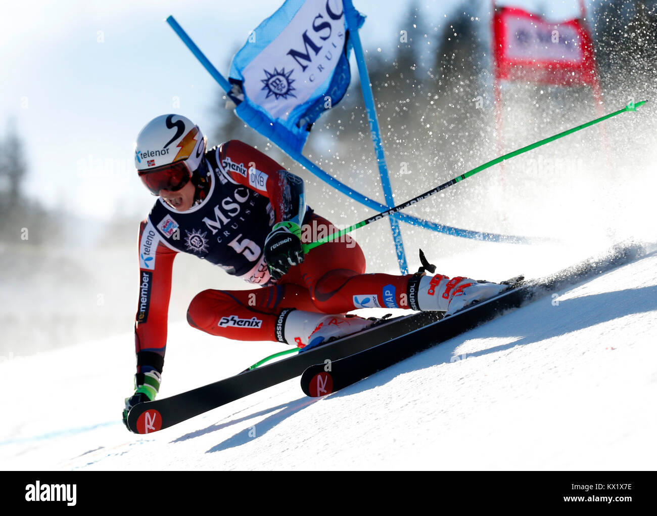 Adelboden, Svizzera. Il 6 gennaio, 2018. Henrik Kristoffersen della Norvegia si cancella un cancello durante la prima esecuzione di slalom gigante maschile gara al FIS Coppa del Mondo di Sci a Adelboden, Svizzera, Gennaio 6, 2018. Henrik Kristoffersen ha preso il secondo posto con 2:28.80 in totale. Credito: Ruben Sprich/Xinhua/Alamy Live News Foto Stock