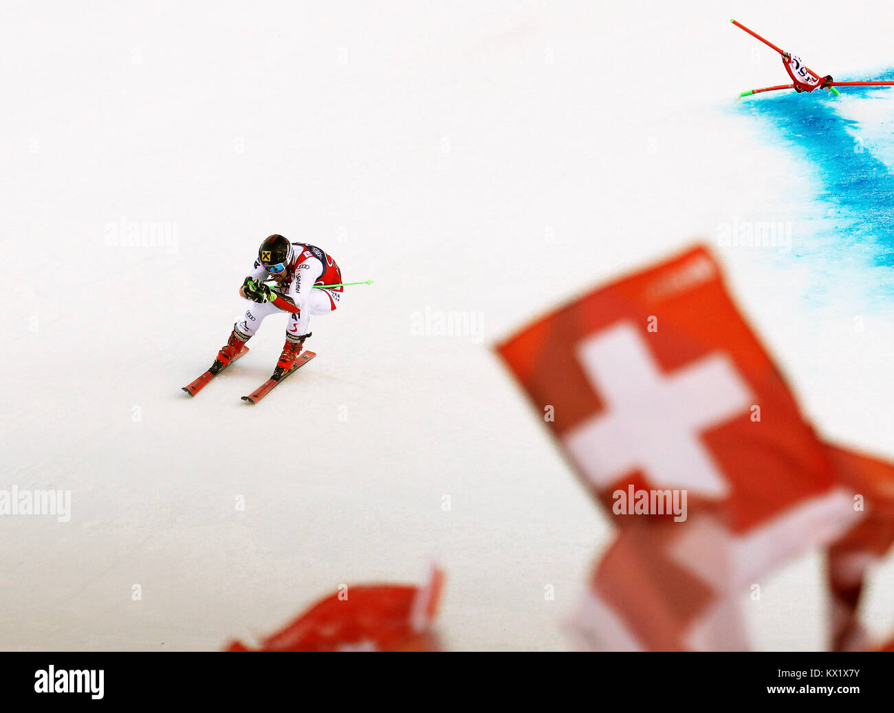 Adelboden, Svizzera. Il 6 gennaio, 2018. Marcel Hirscher di Austria cancella un cancello durante la seconda esecuzione di slalom gigante maschile gara al FIS Coppa del Mondo di Sci a Adelboden, Svizzera, Gennaio 6, 2018. Marcel Hirscher rivendicato il titolo con 2:28.63 in totale. Credito: Ruben Sprich/Xinhua/Alamy Live News Foto Stock