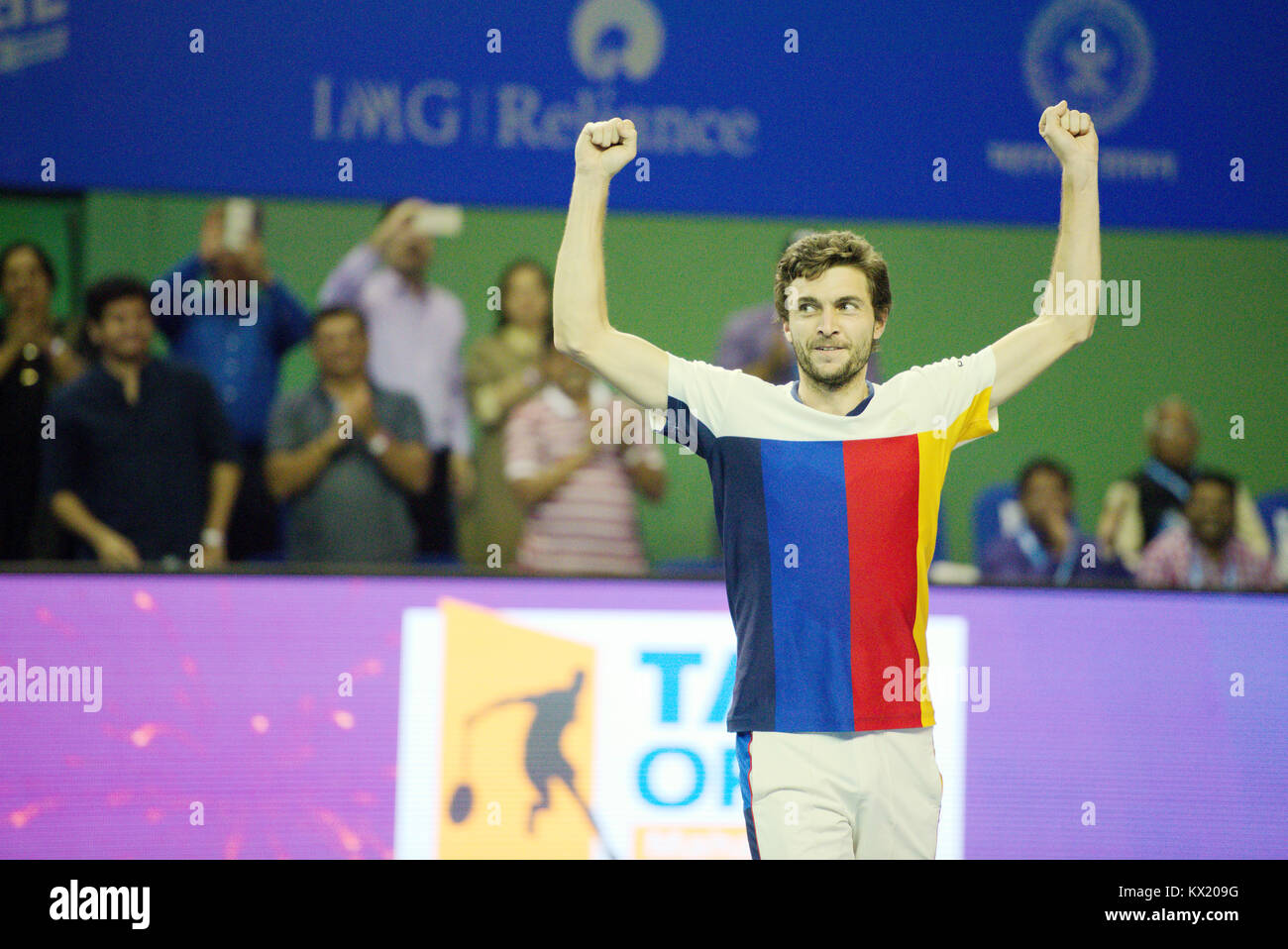 Pune, India. Il 6 gennaio 2018. Gilles Simon di Francia gesti winnning dopo le finali del concorso singles alla Tata aprire Maharashtra torneo a Mahalunge Balewadi Tennis Stadium di Pune, India. Credito: Karunesh Jöhri/Alamy Live News. Foto Stock