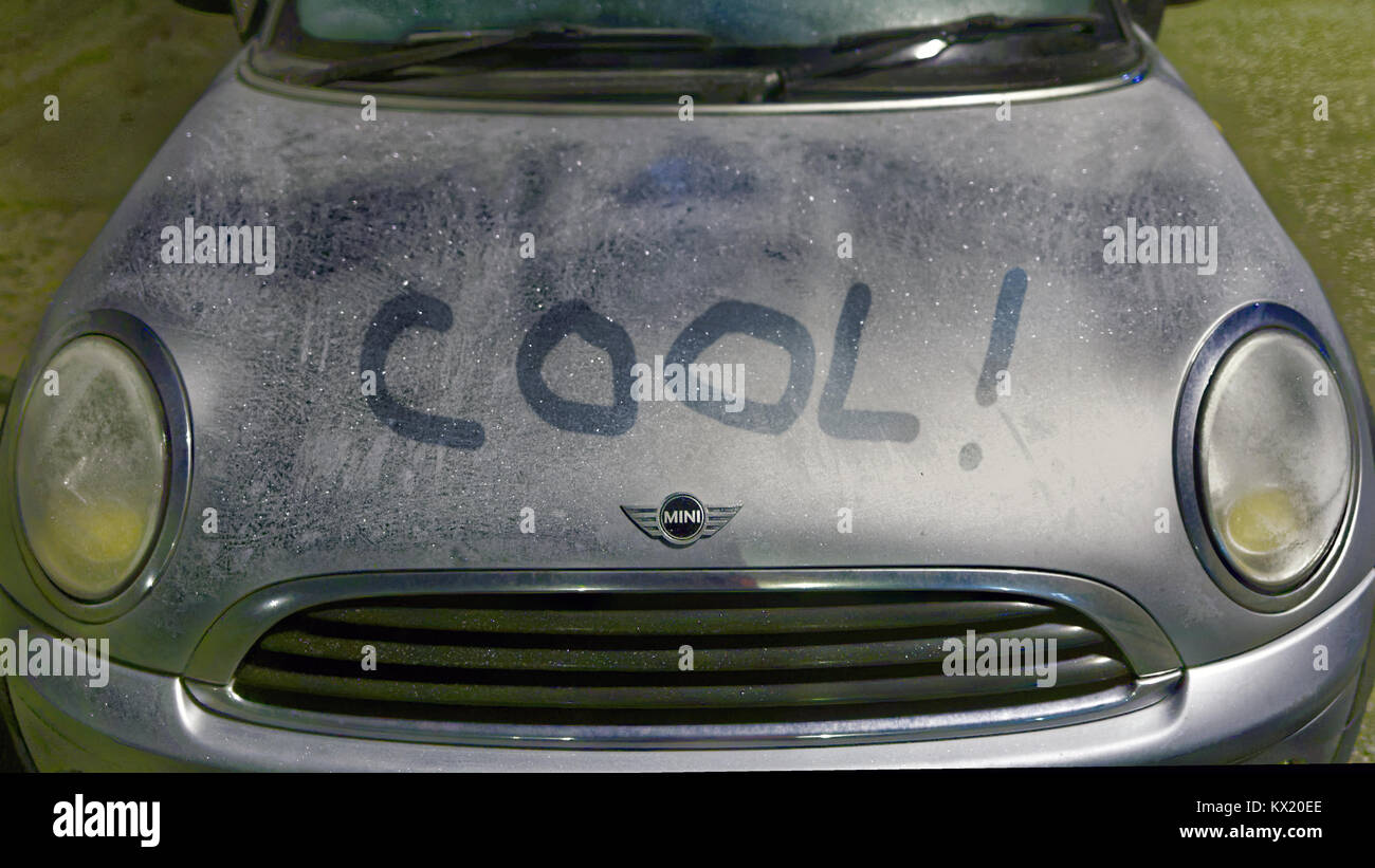 Glasgow, Scotland, Regno Unito il 7 gennaio.UK Meteo: La città si blocca durante la notte come il,temperatura scende a meno 5 auto cool mini brit pop sono congelati e scritto su di esprimere il messaggio Gerard credito traghetto/Alamy news Foto Stock
