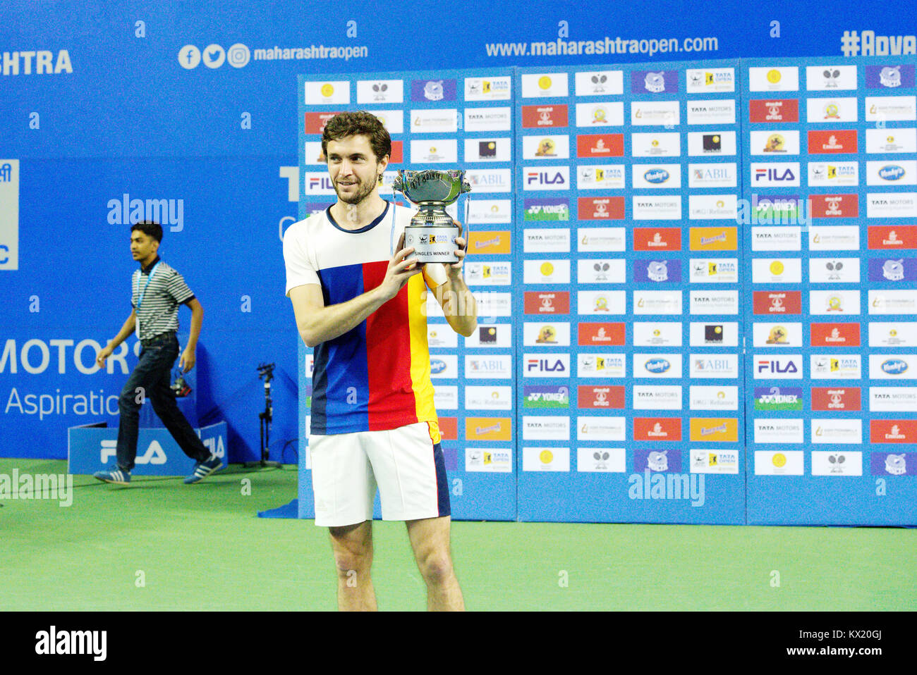 Pune, India. Il 6 gennaio 2018. Gilles Simon di Francia con la singolare trofeo dopo aver vinto la finale alla Tata aprire Maharashtra torneo a Mahalunge Balewadi Tennis Stadium di Pune, India. Credito: Karunesh Jöhri/Alamy Live News. Foto Stock