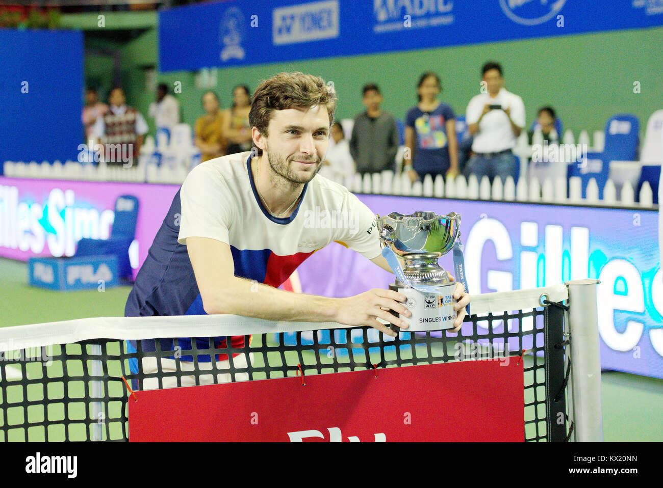 Pune, India. Il 6 gennaio 2018. Gilles Simon di Francia con la singolare trofeo dopo aver vinto la finale alla Tata aprire Maharashtra torneo a Mahalunge Balewadi Tennis Stadium di Pune, India. Credito: Karunesh Jöhri/Alamy Live News. Foto Stock