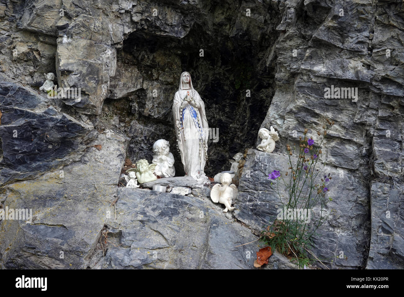 Madonna e Angeli nella nicchia di roccia in montagna, Svizzera Foto