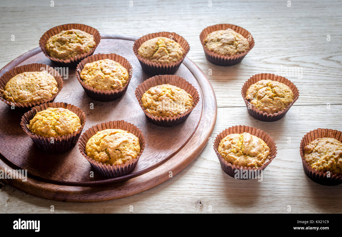 Integrale muffin di zucca con uvetta Foto Stock