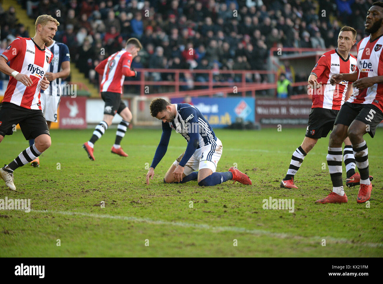 West Bromwich Albion's Hal Robson-Kanu (centro) rues una opportunità perduta durante la FA Cup, terzo round corrispondono a St James Park, Exeter. Stampa foto di associazione. Picture Data: Sabato 6 gennaio 2018. Vedere PA storia SOCCER Exeter. Foto di credito dovrebbe leggere: Simon Galloway/filo PA. Restrizioni: solo uso editoriale nessun uso non autorizzato di audio, video, dati, calendari, club/campionato loghi o 'live' servizi. Online in corrispondenza uso limitato a 75 immagini, nessun video emulazione. Nessun uso in scommesse, giochi o un singolo giocatore/club/league pubblicazioni. Foto Stock