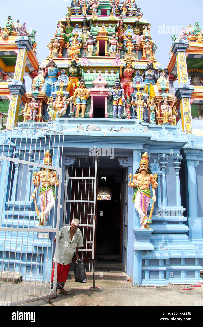 Uomo vecchio con gate in un tempio indù a Negombo, Sri Lanka Foto Stock