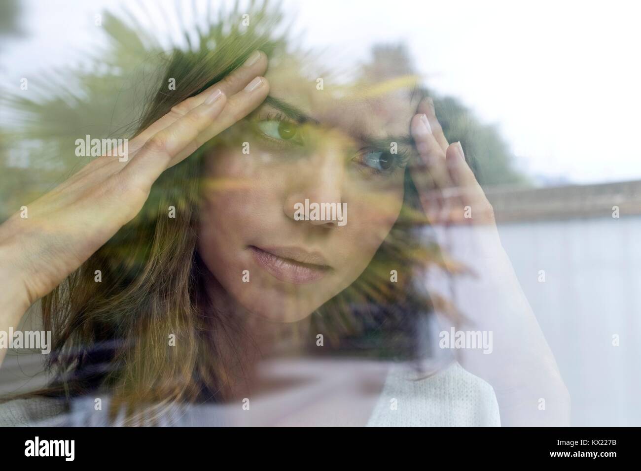 Modello rilasciato. Giovane donna con le mani sul capo. Foto Stock