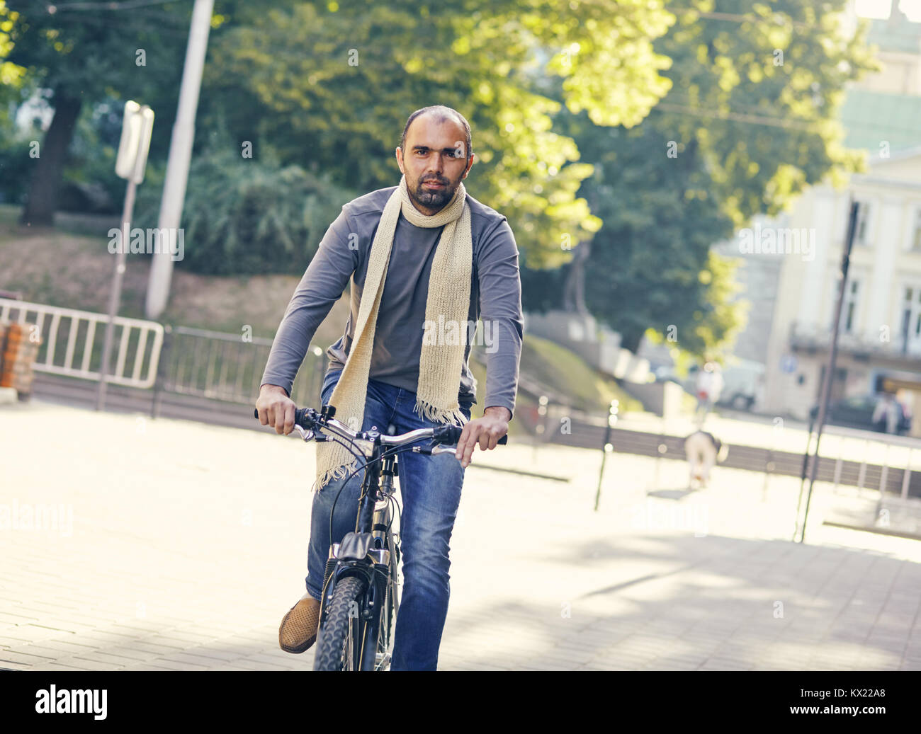 Uomo in bicicletta equitazione all'aperto Foto Stock