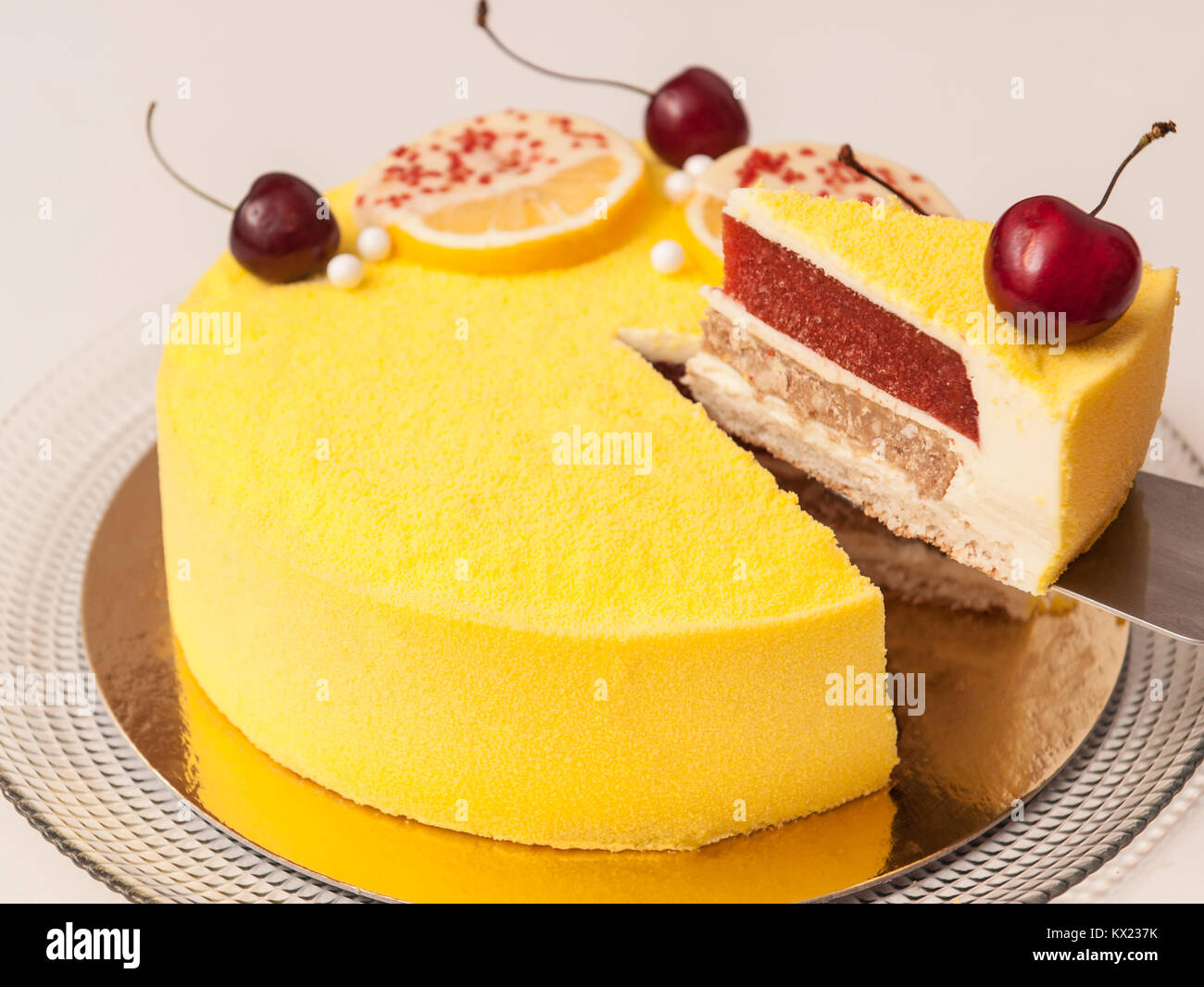 Ciliegia di limone torta di mandorle Foto Stock