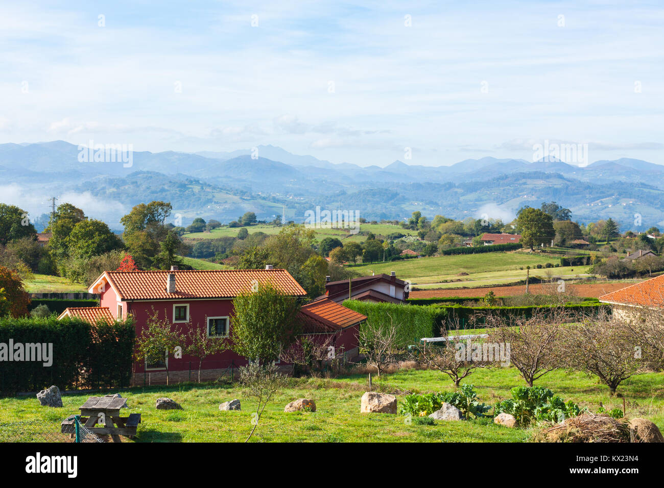Il paesaggio pastorale di Escamplero village con le montagne sullo sfondo. Asturias, Spagna Foto Stock