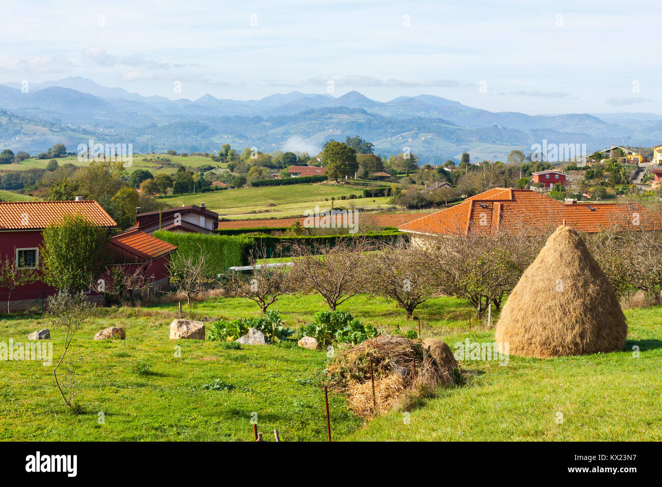 Il paesaggio pastorale di Escamplero villaggio con un haystake in primo piano. Asturias, Spagna Foto Stock
