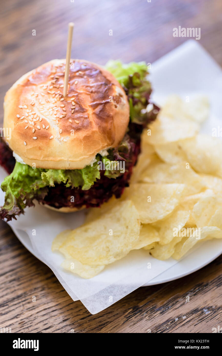 Close-up di burger con insalata e patatine fritte Foto Stock