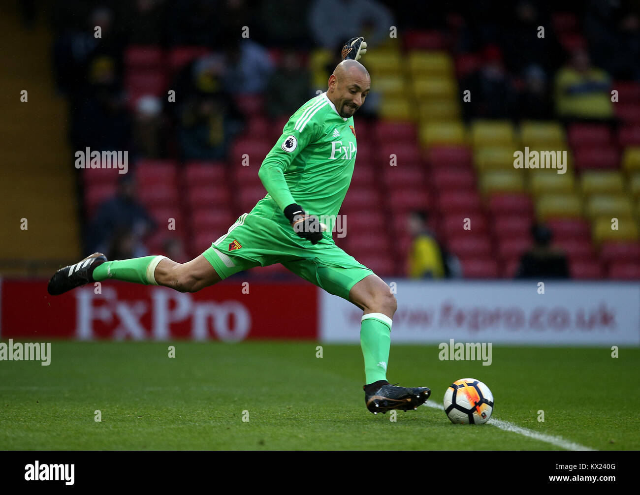 Watford's Heurelho Gomes in azione durante la fa Cup, terza partita a Vicarage Road, Watford.PRESS ASSOCIATION Photo. Data immagine: Sabato 6 gennaio 2018. Vedi PA storia CALCIO Watford. Il credito fotografico dovrebbe essere: Steven Paston/PA Wire. RESTRIZIONI: Nessun utilizzo con audio, video, dati, elenchi di apparecchi, logo di club/campionato o servizi "live" non autorizzati. L'uso in-match online è limitato a 75 immagini, senza emulazione video. Nessun utilizzo nelle scommesse, nei giochi o nelle pubblicazioni di singoli club/campionati/giocatori. Foto Stock