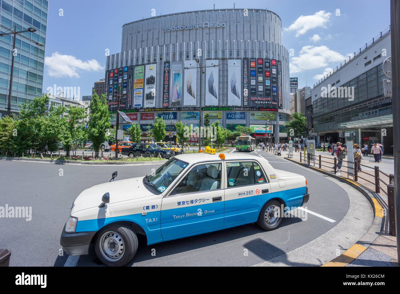 Akihabara taxi vicino a Yodobashi domenica Foto Stock