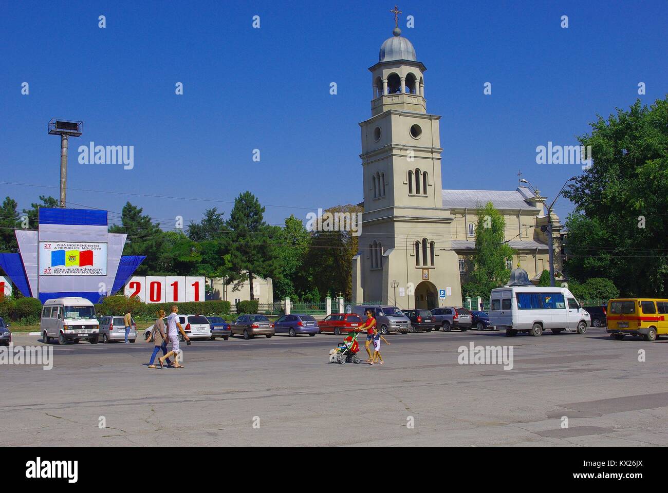 La città di Bălți (Belcy) nella Repubblica di Moldova: Torre dell'orologio e la chiesa di San Nicolae Foto Stock