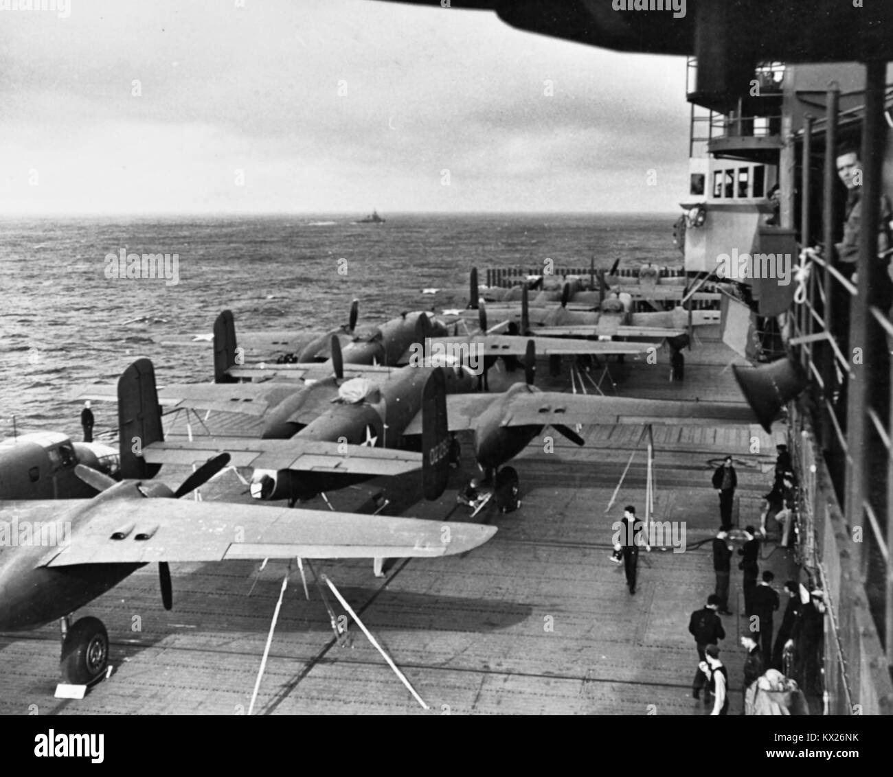 Doolittle Raid sul Giappone, 18 Aprile 1942 - USAAF B-25B bombardieri legata giù sul ponte di volo della USS Hornet (CV-8), mentre il veicolo è in rotta per la missione del punto di lancio. Il piano in centro (seconda dalla telecamera) è tail # 40-2283. È stato piano di missione # 5, pilotato dal capitano David M. Jones, che ha attaccato gli obiettivi nella zona di Tokyo. Foto Stock