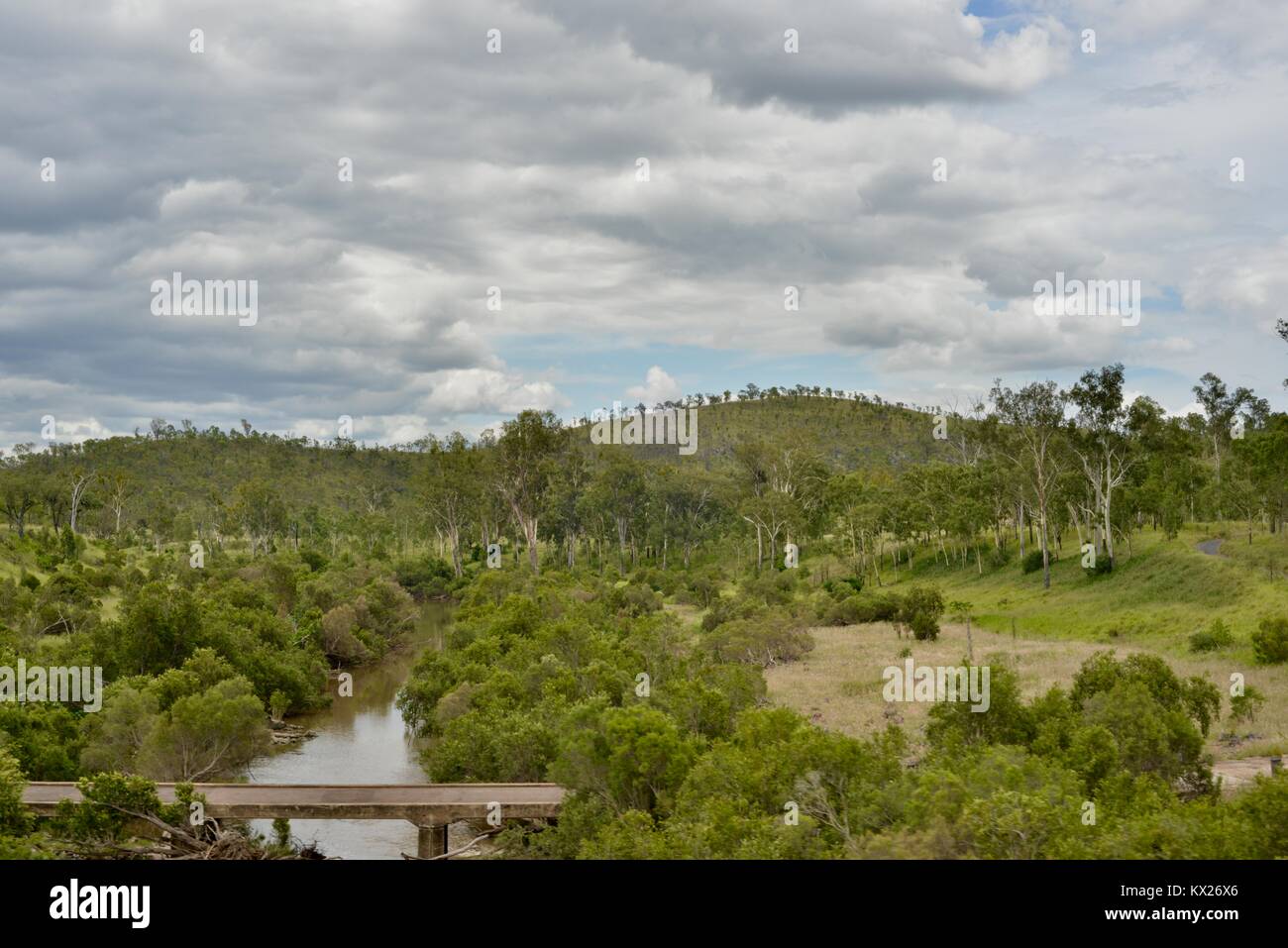 Il fiume che scorre attraverso un scene rurali dal paese paesaggi australiani, Queensland, Australia Foto Stock