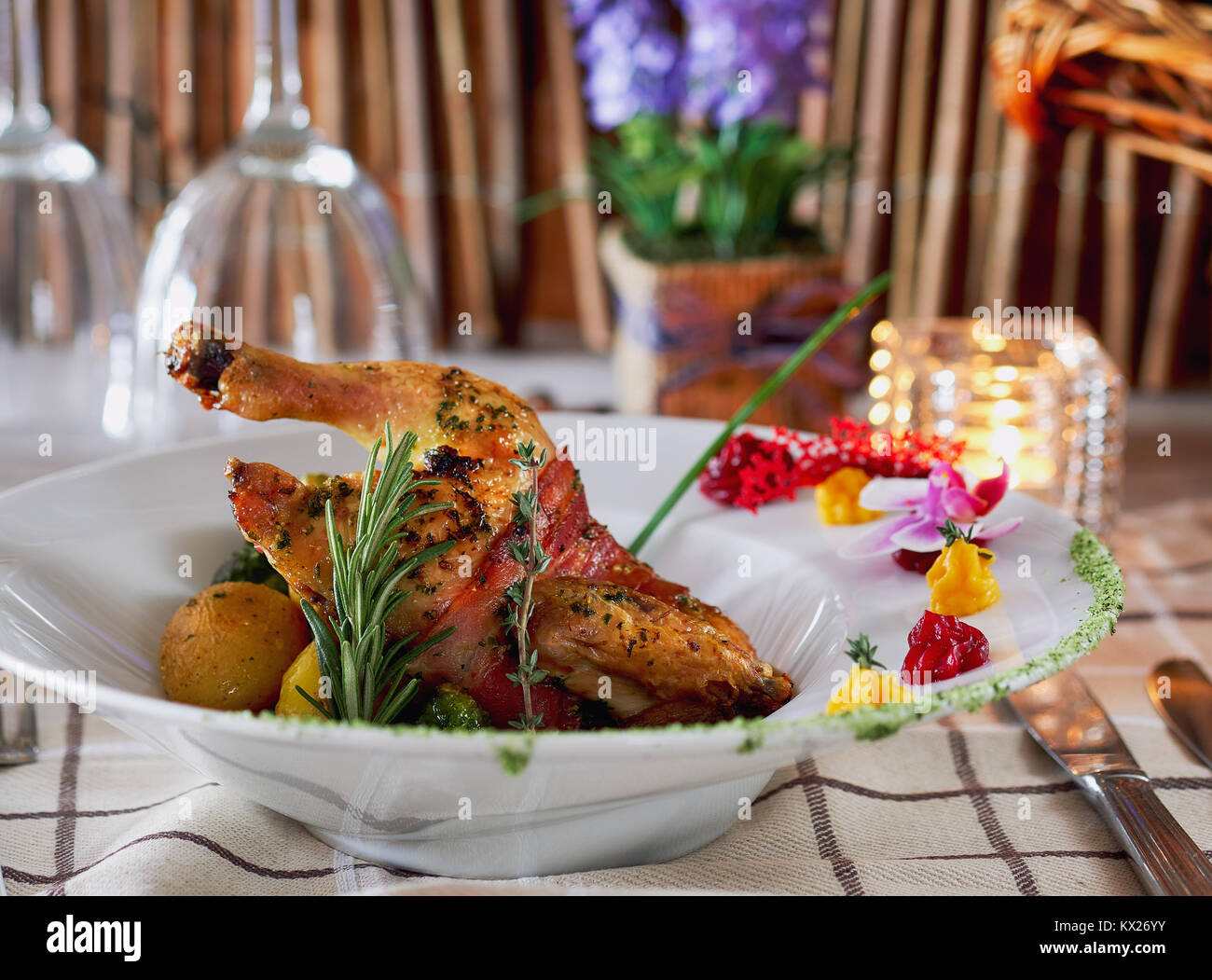 Quaglia sous vide, caramellato nel miele cremoso stile con patate. Il cibo del ristorante Foto Stock